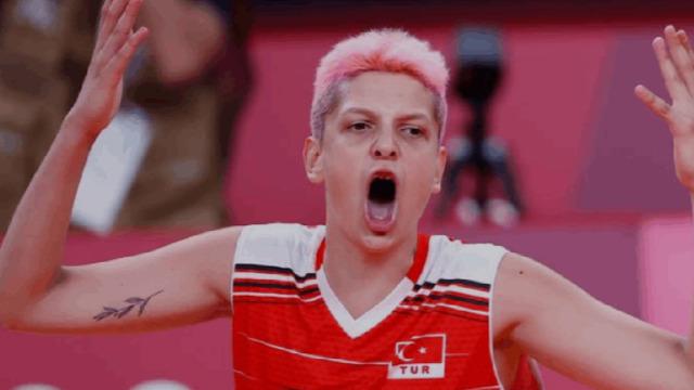 Ebrar Karakurt hakkında olay iddia: Sahneye atlayıp şarkıcının elinden mikrofonu çekti! Barış Murat Yağcı da oradaydı 