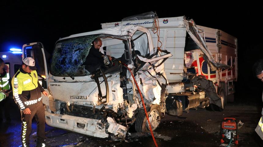Kilis'te tırla kamyonetin çarpıştığı kazada 3 kişi yaralandı