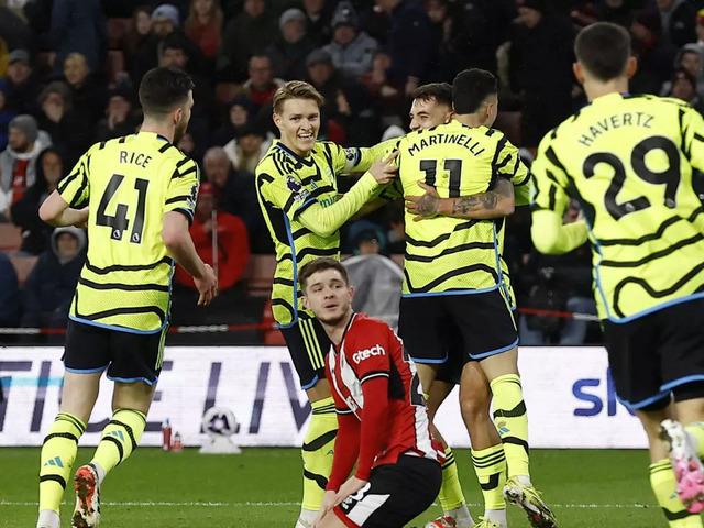 Arsenal dinlene dinlene gol attı! Tarihi skor...