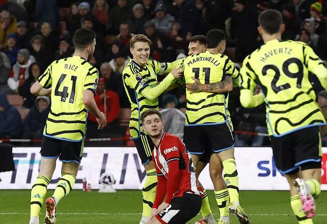 Arsenal dinlene dinlene gol attı! İlk yarıda tarihi skor