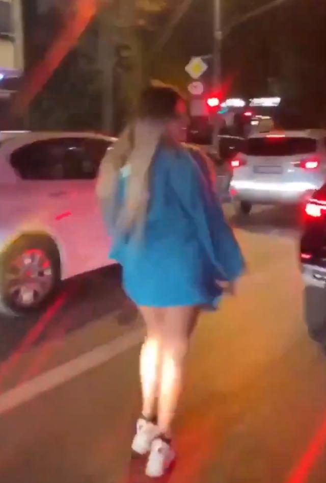 İstanbul trafiğini birbirine kattı! Arabasından bornozla inen kadın sokağın ortasında twerk yapıp dans etti... Sosyal medyada gündem yarattı 640xauto