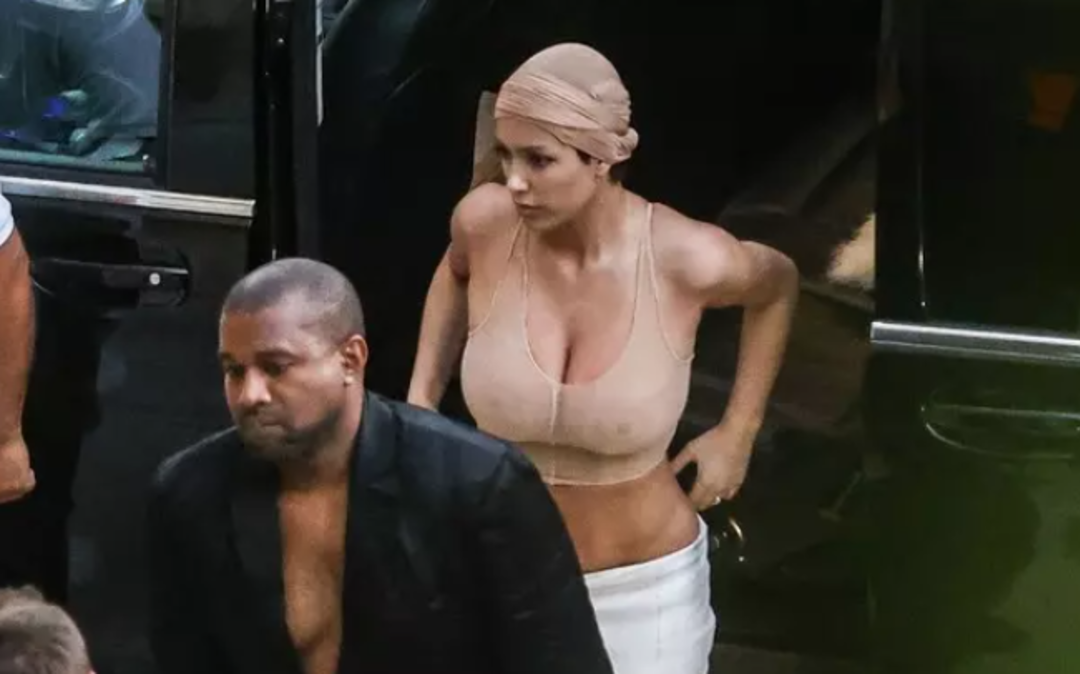 M&uuml;stehcen kıyafetleri dikkat &ccedil;ekiyordu! Kanye West'in eşi Bianca Censori bu defa cezadan korktu... Giyinik haliyle şaşırttı 