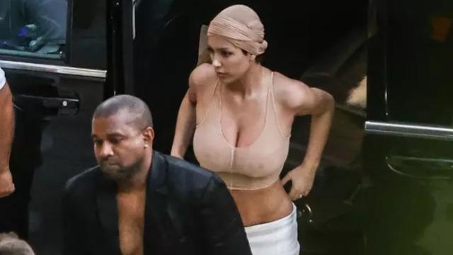 Müstehcen kıyafetleri dikkat çekiyordu! Kanye West'in eşi Bianca Censori bu defa cezadan korktu... Giyinik haliyle şaşırttı 