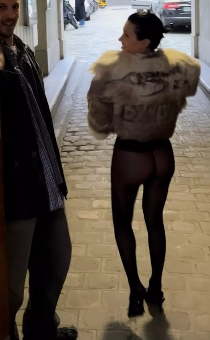 Müstehcen kıyafetleri dikkat çekiyordu! Kanye West'in eşi Bianca Censori bu defa cezadan korktu... Giyinik haliyle şaşırttı  G2