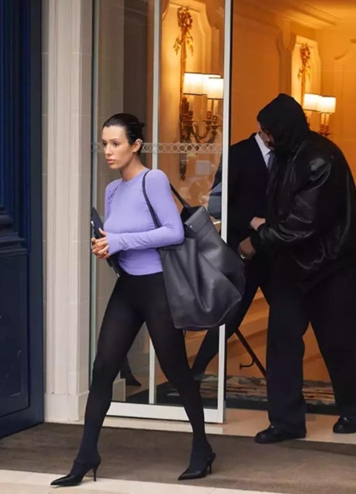 Müstehcen kıyafetleri dikkat çekiyordu! Kanye West'in eşi Bianca Censori bu defa cezadan korktu... Giyinik haliyle şaşırttı  G4