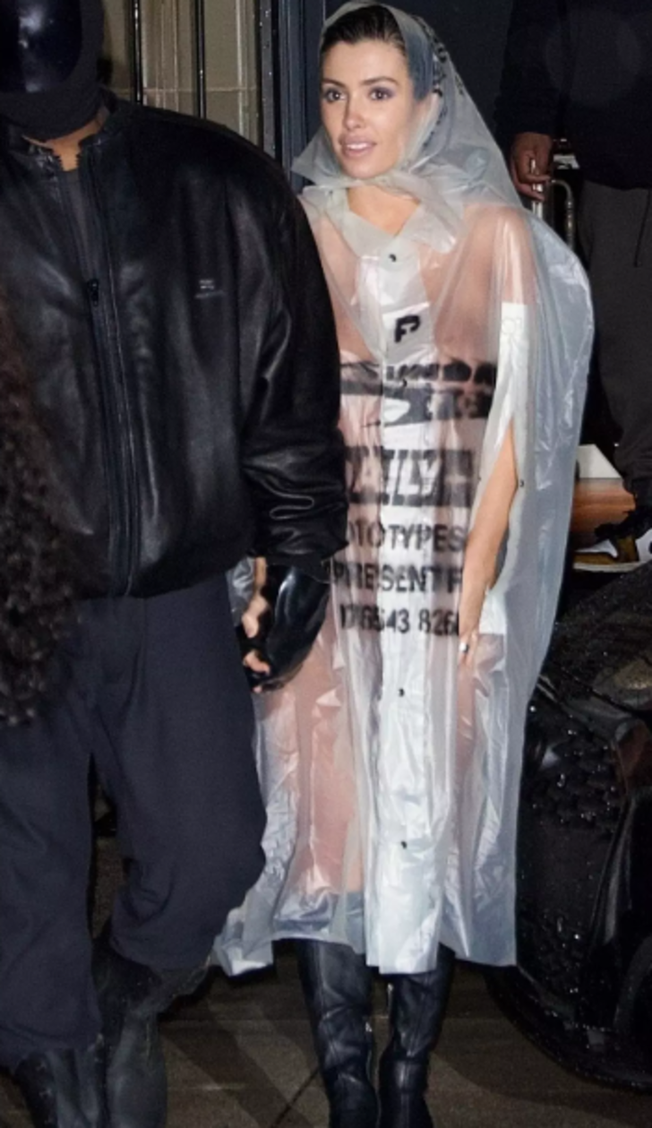 Müstehcen kıyafetleri dikkat çekiyordu! Kanye West'in eşi Bianca Censori bu defa cezadan korktu... Giyinik haliyle şaşırttı  G5