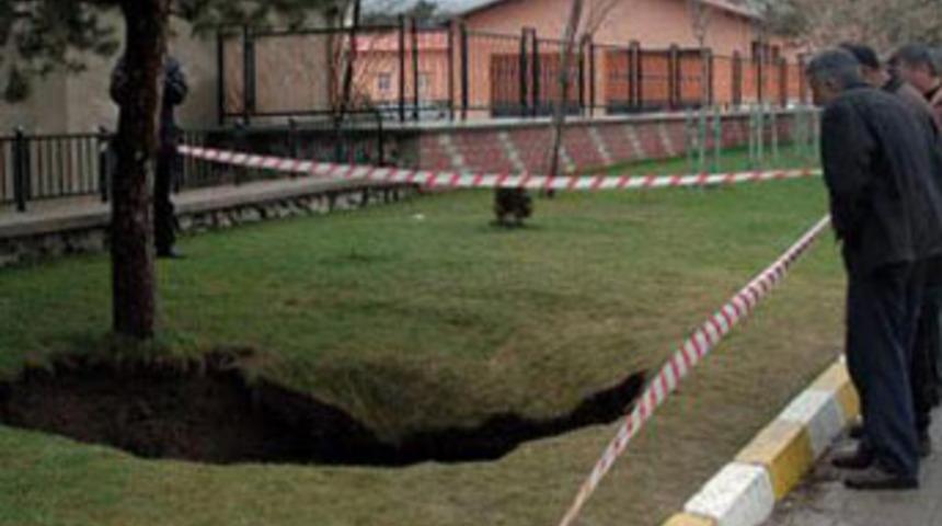 Muşluları korkutan çukur!