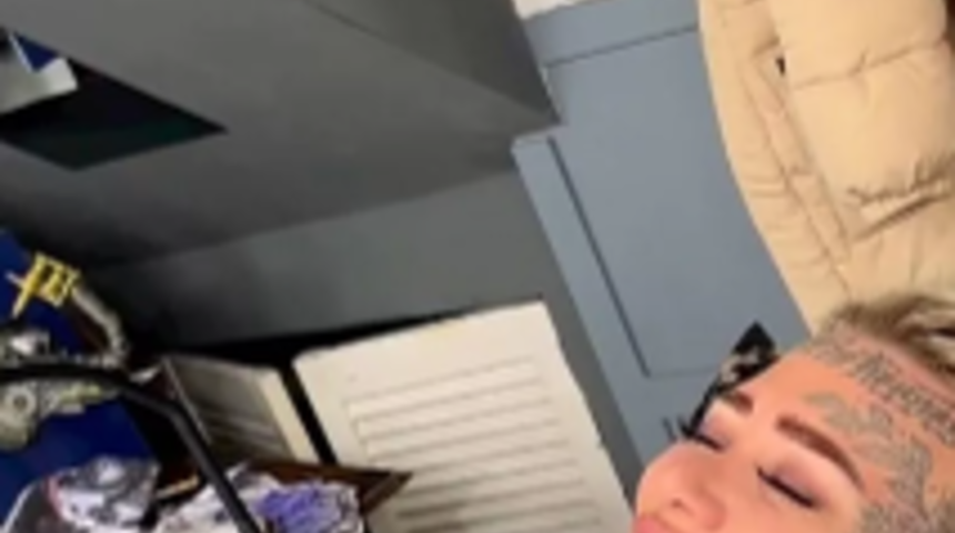 Vajinasına yaptırdığı dövmeyle gündeme gelmişti! Eleştirilere "Kız arkadaşı da oradaydı" cevabını verdi... 'Gerçekten acıdı'