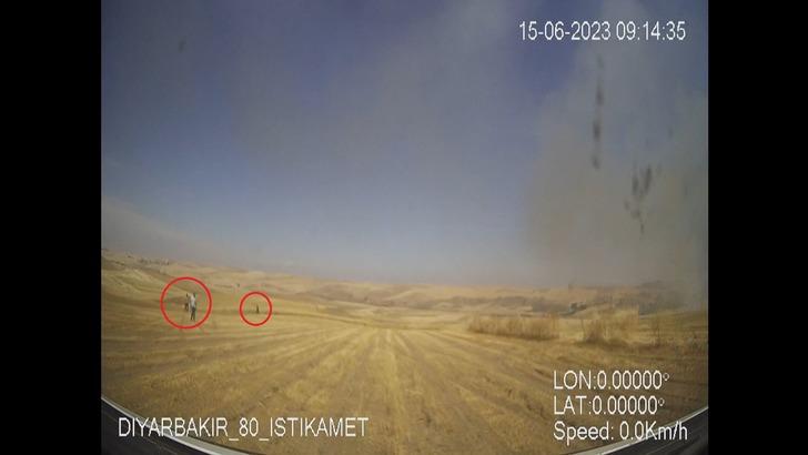 Diyarbakır'da vahşetin görüntüleri: Yanan tarlada uzun namlulu silahlarla ambulansa yol göstermişler! 9 kişinin öldüğü aile çatışması... G4