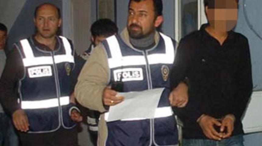 Annesinin sevgilisini öldürdü