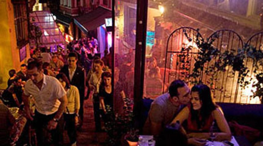 Beyoğlu'nda &ccedil;ift kişilik koltuk yasağı