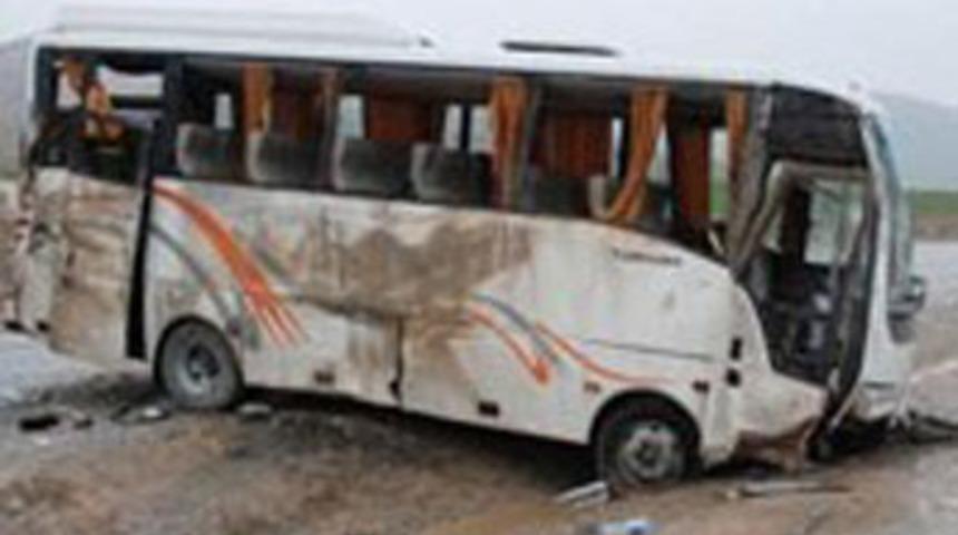 Kız futbol takımını taşıyan minibüs devrildi