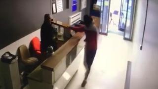 Ellerinde kalaşnikof, yüzlerinde maske... İş merkezini basıp bekçiyi rehin aldılar! Dehşet anları kamerada