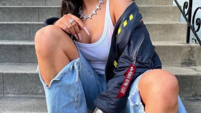 Cinsiyet değiştiren sosyal medya fenomeni La Demi'nin derin yırtmaçlı pozları olay oldu! En çılgın kadın