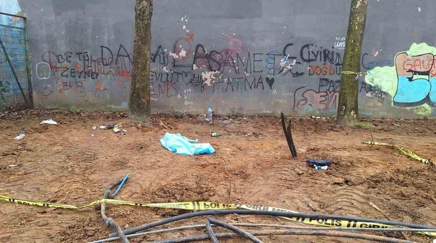 Gaziosmanpaşa’da sahte alkol iddiası: Bir kişi yapımı devam eden parkta ölü bulundu