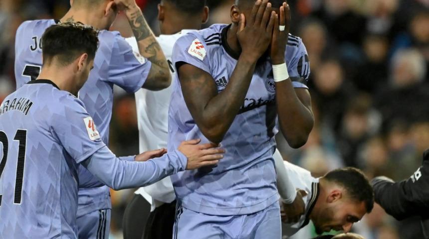 Real Madrid maçında sakatlanan Mouctar Diakhaby'nin yürüyebilmesi bile çok zor! Ünlü doktor acı haberi açıkladı