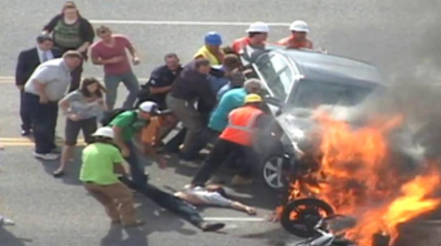 Yanan otomobilin altından canlı çıktı