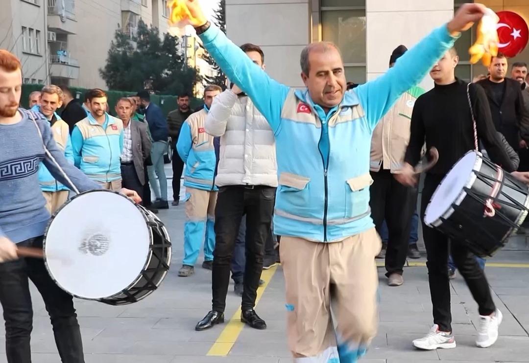 Y&uuml;zde 110 zam alan belediye iş&ccedil;ilerden davullu zurnalı kutlama! En d&uuml;ş&uuml;k iş&ccedil;i maaşı 34 bin liraya &ccedil;ıktı