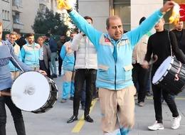 Yüzde 110 zam alan belediye işçilerden davullu zurnalı kutlama! En düşük işçi maaşı 34 bin liraya çıktı