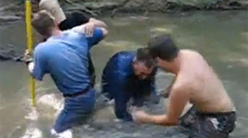 70 kiloluk balığı &ccedil;ıplak elle yakaladı