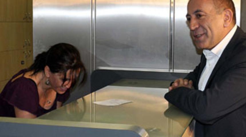 CHP'li Tekin Erdoğan'a iki kitap gönderdi