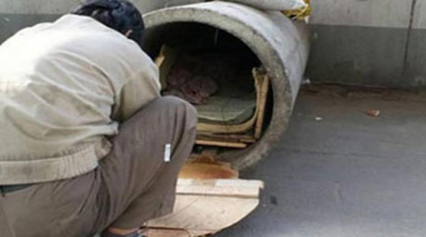 1 yıl boruda yaşadı