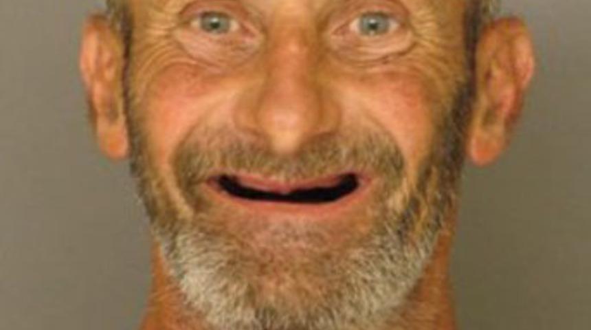 Dişsiz adam &ccedil;iğ et yediği i&ccedil;in tutuklandı