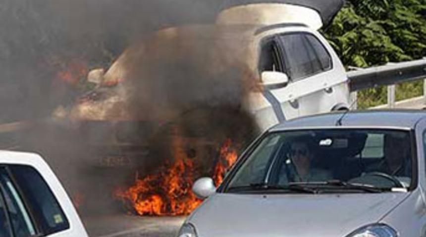 L&uuml;ks cip E-5'te alev alev yandı