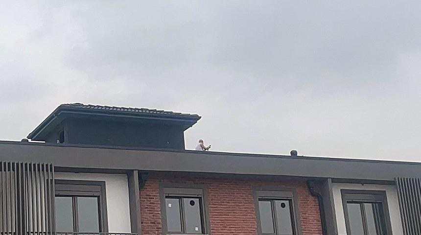 Sakarya'da korku dolu anlar! Çatıya çıkıp çevreye ateş açtı