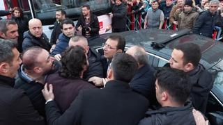 Ekrem İmamoğlu'nun mitingi sonrasında ilginç anlar! 'Denetim amiriyim' deyip İmamoğlu'na kartını verdi 