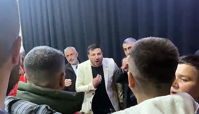 YRP Düzce Belediye başkan adayı Davut Güloğlu vatandaşla tartıştı! Elindeki mikrofonu fırlatıp üzerine yürüdü
