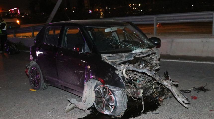 İzmir'de refüje ve aydınlatma direğine çarpan otomobilin sürücüsü öldü