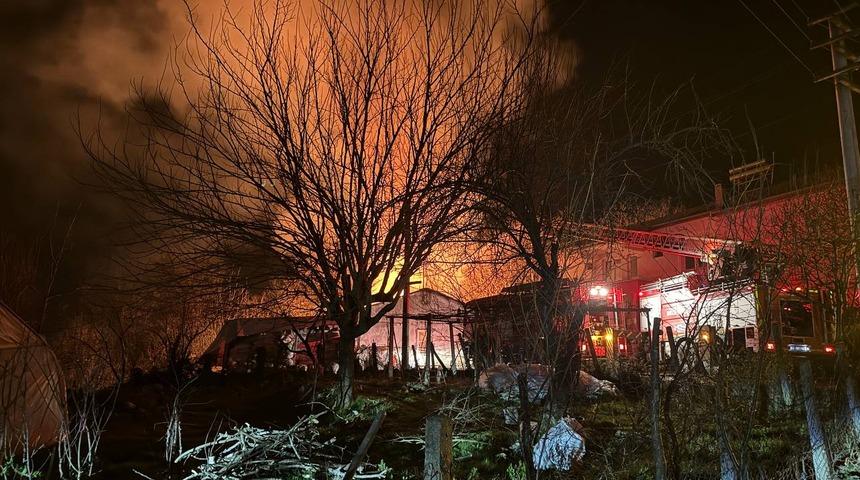 Zonguldak'ta tekstil atölyesinin deposunda çıkan yangını söndürme çalışmaları sürüyor