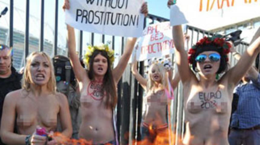 &Ccedil;ıplak aktivistler iş başında!