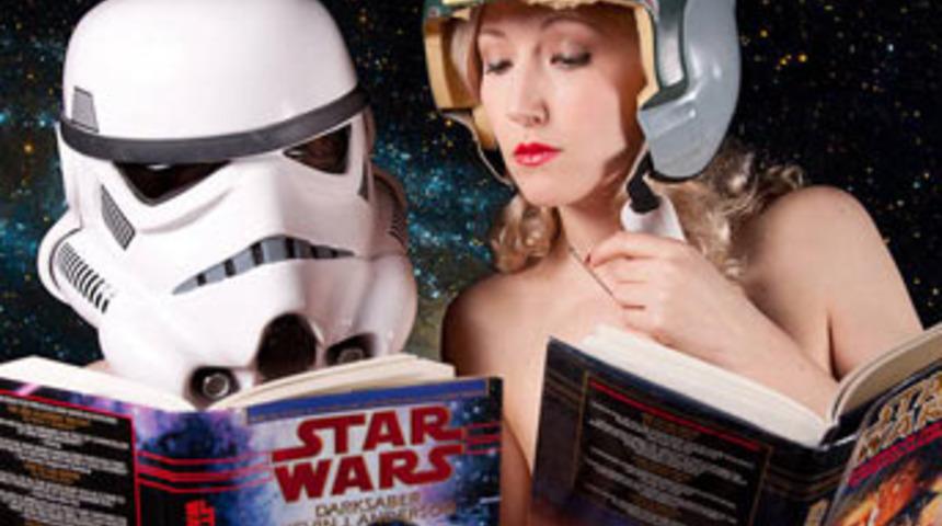 Şimdi moda &ccedil;ıplak kitap okuma