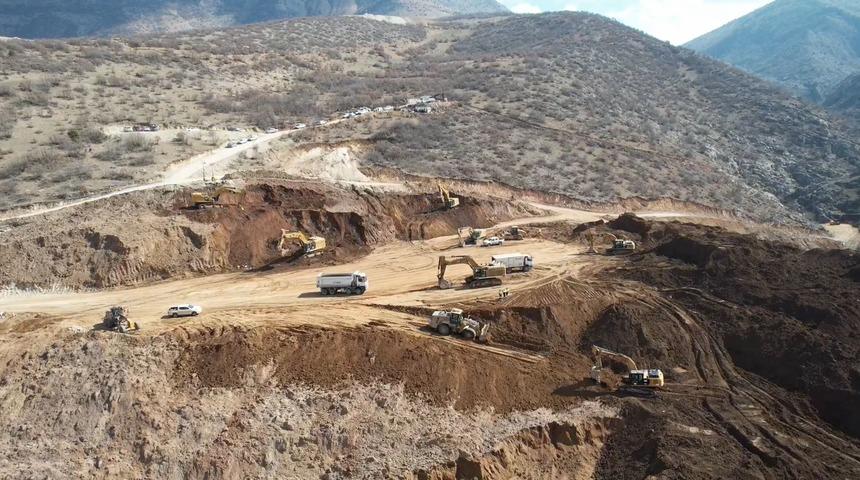 Erzincan Valisi Aydoğdu, maden ocağında toprak altında kalan işçilerin aileleriyle görüştü