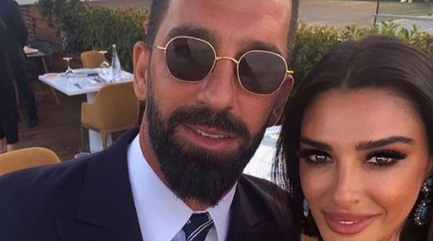 Arda Turan eşi Aslıhan Doğan'ı yere göğe sığdıramadı! "Çok zor günlerden geçtik ama..."