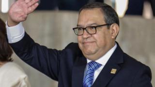 Sevgilisine iş verdiği iddia edilmişti! Yolsuzluk iddialarının gölgesindeki başbakan telefon görüşmelerinin ifşa edilmesinden sonra istifa etti