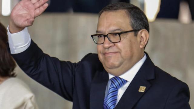 Sevgilisine iş verdiği iddia edilmişti! Yolsuzluk iddialarının gölgesindeki başbakan telefon görüşmelerinin ifşa edilmesinden sonra istifa etti