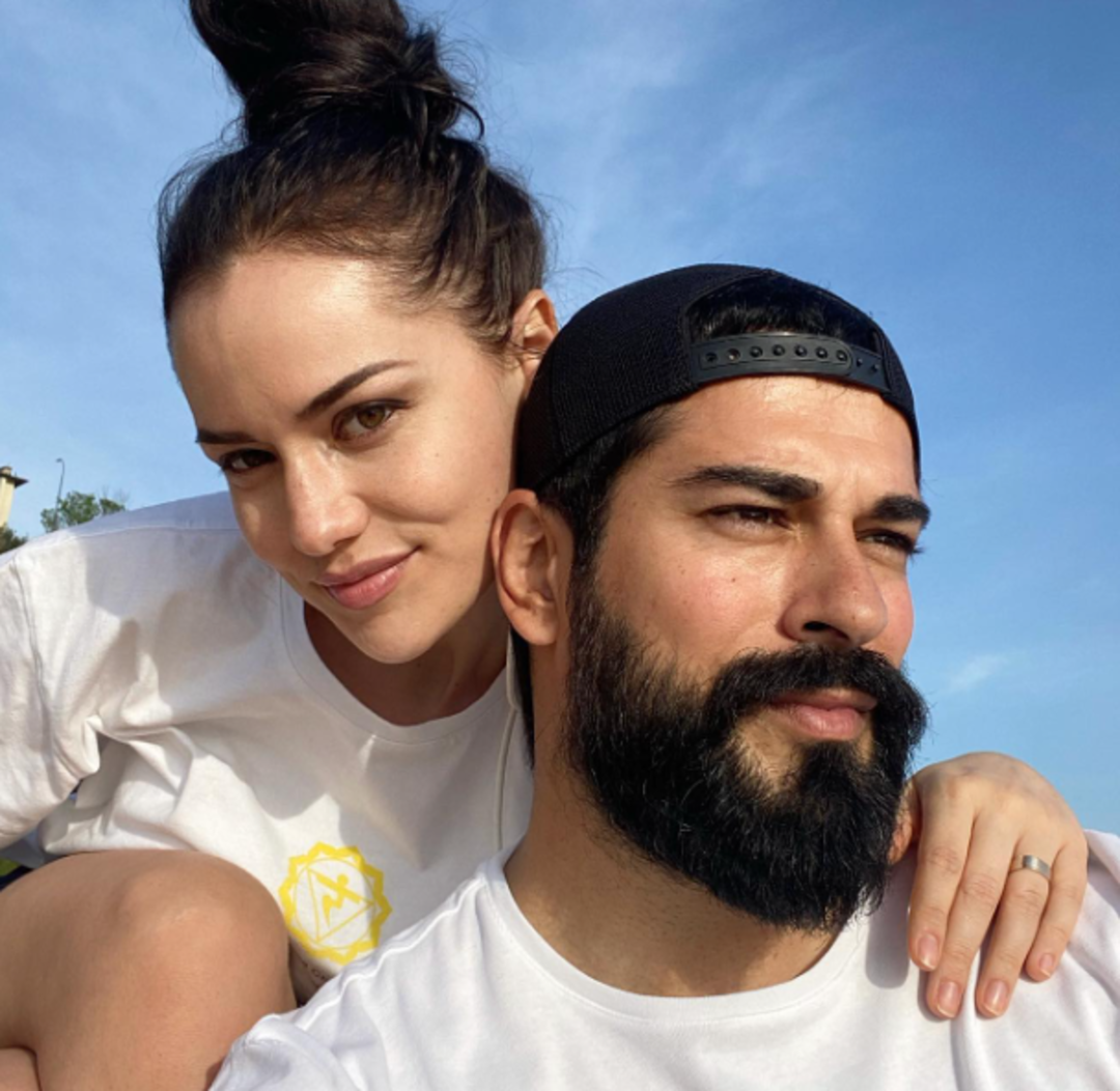 Yatırımlarını gayrimenkule yapıyorlar! Fahriye Evcen ve Burak &Ouml;z&ccedil;ivit'in l&uuml;ks villasını g&ouml;renler hayran kaldı