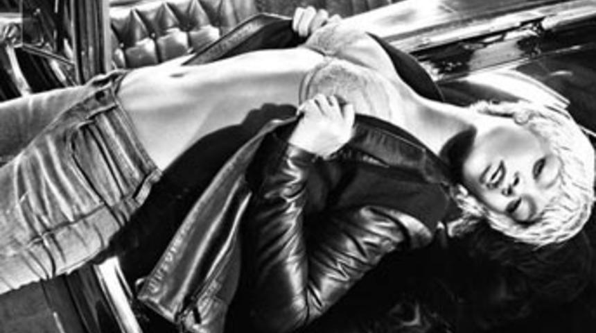 Rihanna'dan seksi &ccedil;ekim!