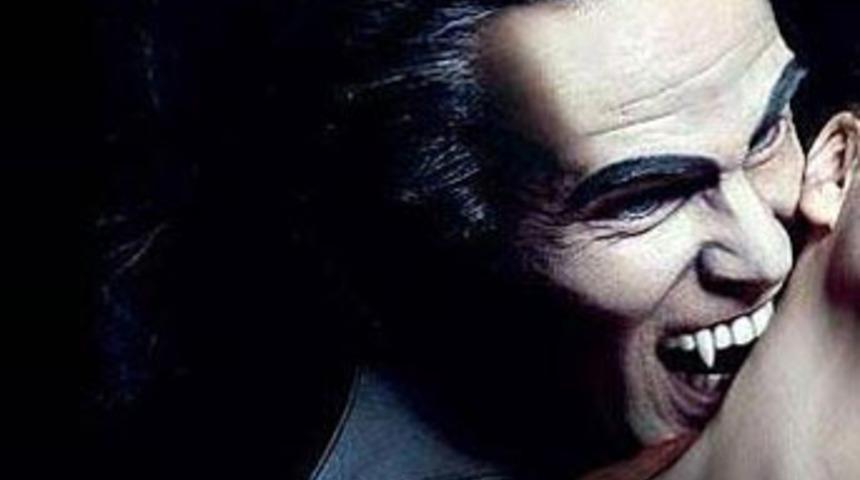 Karısının kanını i&ccedil;iyor