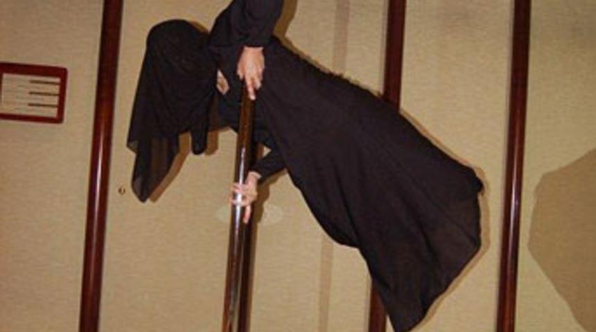 Kara &ccedil;arşafla direk dansı!