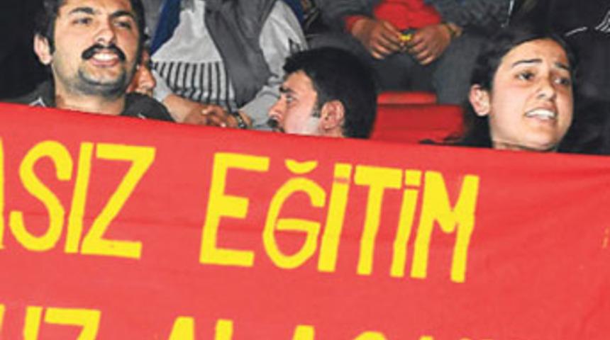 &lsquo;Parasız eğitim&rsquo; pankartı 19 ay sonra &ouml;zg&uuml;r