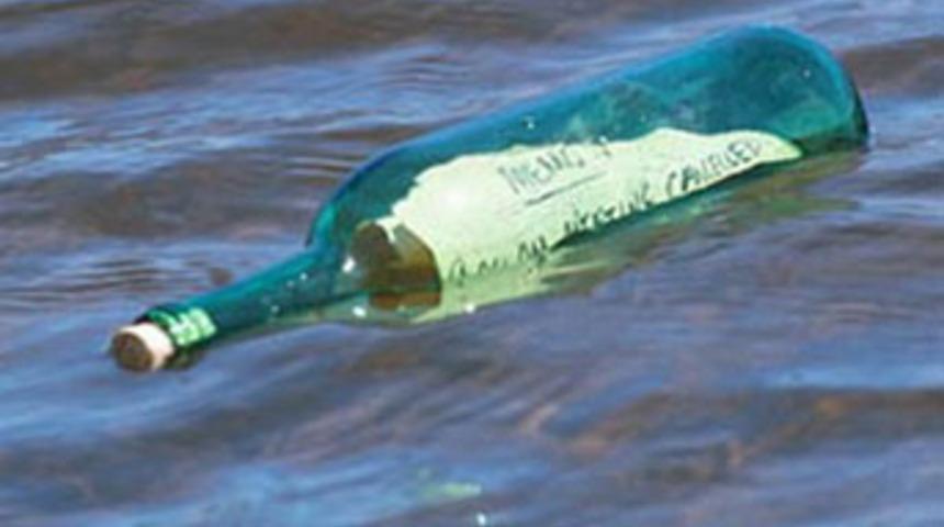 Korsanlardan şişedeki mesajla kurtuldular