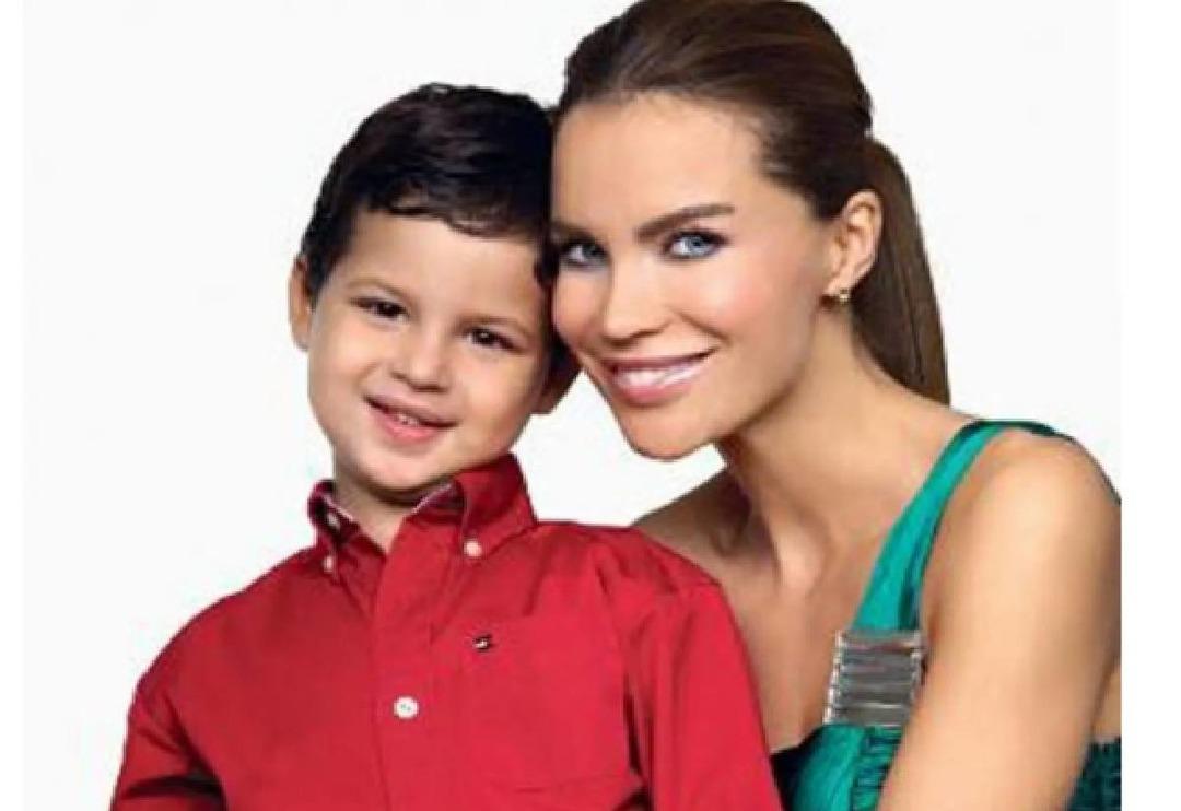 Ebru Şallı&rsquo;nın oğlu Beren Tan b&uuml;y&uuml;d&uuml;, koca delikanlı oldu! Son hali g&ouml;renleri şaşırttı: "Ana oğul değil, abla kardeş gibiler"