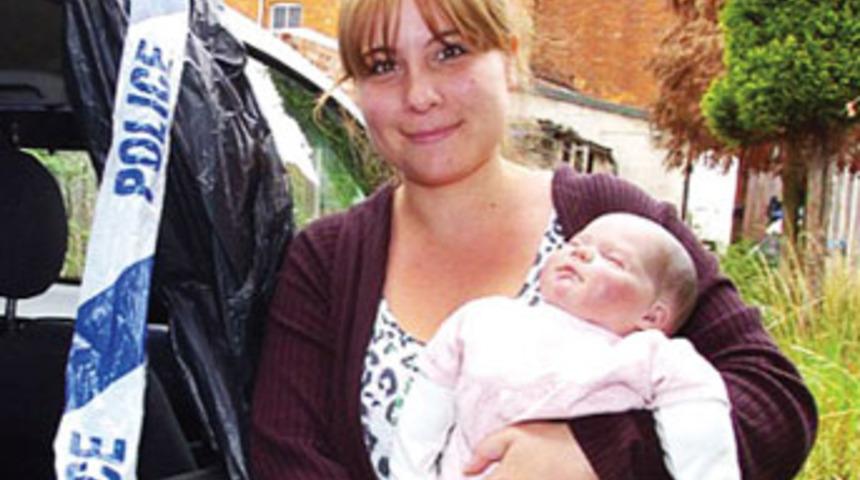 Polis oyuncak bebeği kurtardı