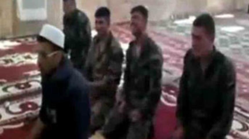 Suriye askerler namazla b&ouml;yle dalga ge&ccedil;tiler