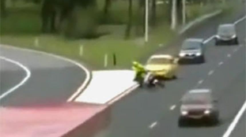 Motosikletli polisi işte b&ouml;yle havaya u&ccedil;urdu&hellip;