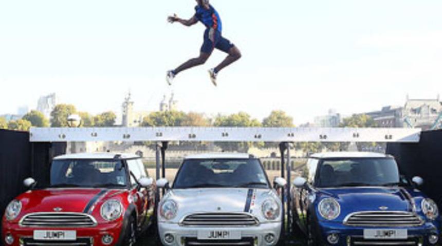 3 arabanın &uuml;st&uuml;nden atladı